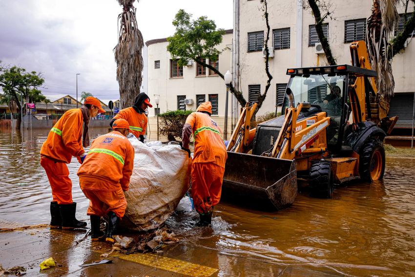 Limpeza pós-enchente ocorre em nove locais nesta segunda-feira