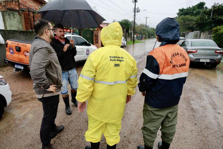 Defesa Civil monitora as informações do tempo, preparada para atender às ocorrências