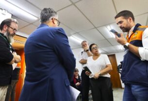 Entre um compromisso e outro, Leite recebe informações e articula ações para solucionar a crise que o Estado vive neste momento - Foto: Lauro Alves/Secom