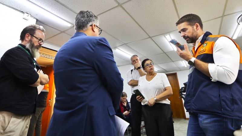 Entre um compromisso e outro, Leite recebe informações e articula ações para solucionar a crise que o Estado vive neste momento - Foto: Lauro Alves/Secom