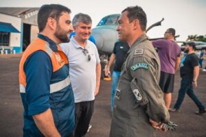 Gabriel recebeu o comandante do avião da Força Aérea Brasileira que pousou com 1,2 toneladas de mantimentos - Foto: Rodrigo Ziebell/Ascom GVG