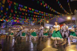 Arraial da Alegria acontece de sexta a domingo com entrada gratuita, shows, quadrilhas e comidas típicas