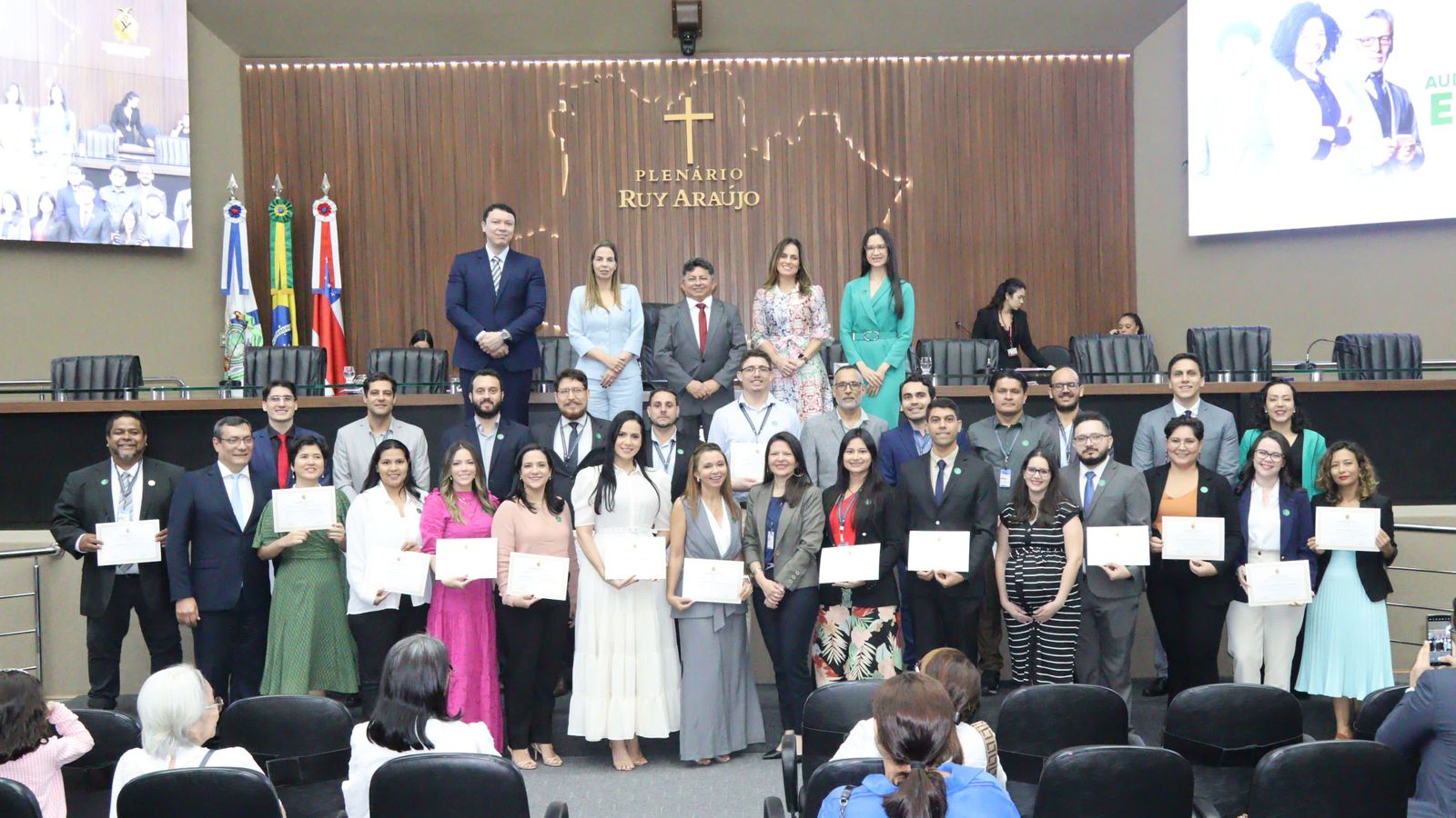 Auditores de Controle Externo do TCE-AM são homenageados em Sessão Especial na ALEAM