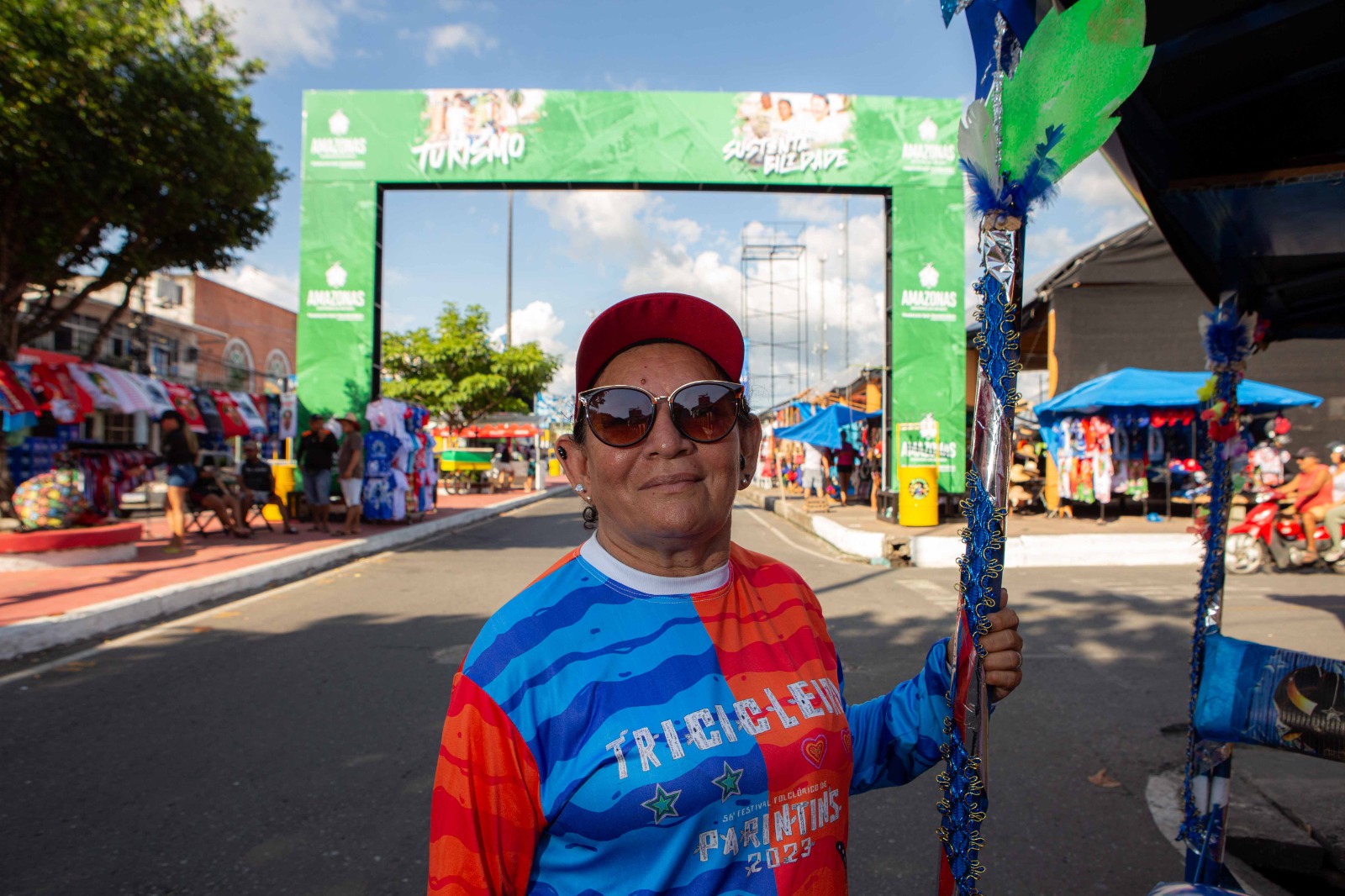 Festival de Parintins 2024: “Me sinto privilegiada e feliz”, diz a única mulher a conduzir triciclo na ilha