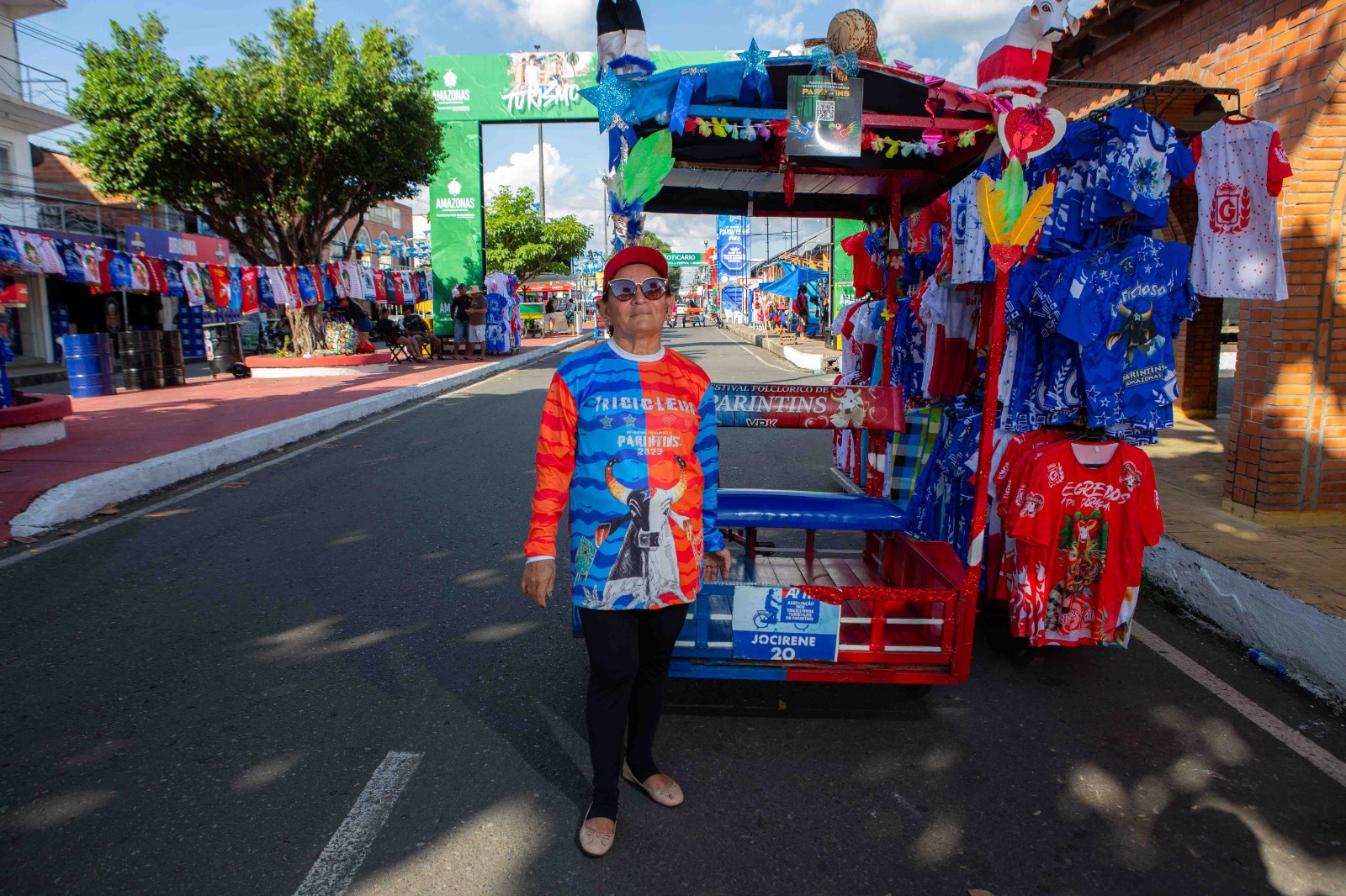 Festival de Parintins 2024: “Me sinto privilegiada e feliz”, diz a única mulher a conduzir triciclo na ilha