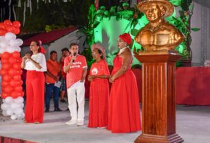 Garantido cumpre promessa de Lindolfo Monteverde e brinca nas ruas de Parintins