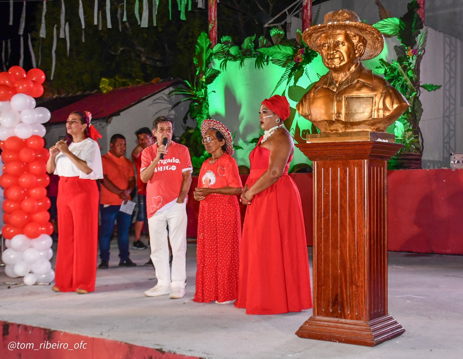 Garantido cumpre promessa de Lindolfo Monteverde e brinca nas ruas de Parintins