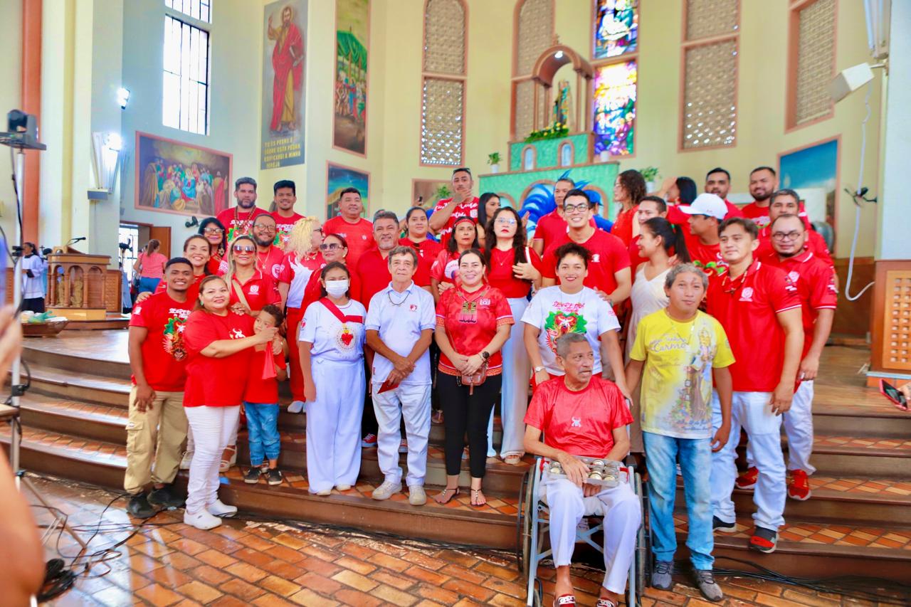 Garantido reverencia Nossa Senhora do Carmo como forma de gratidão e para pedir benção