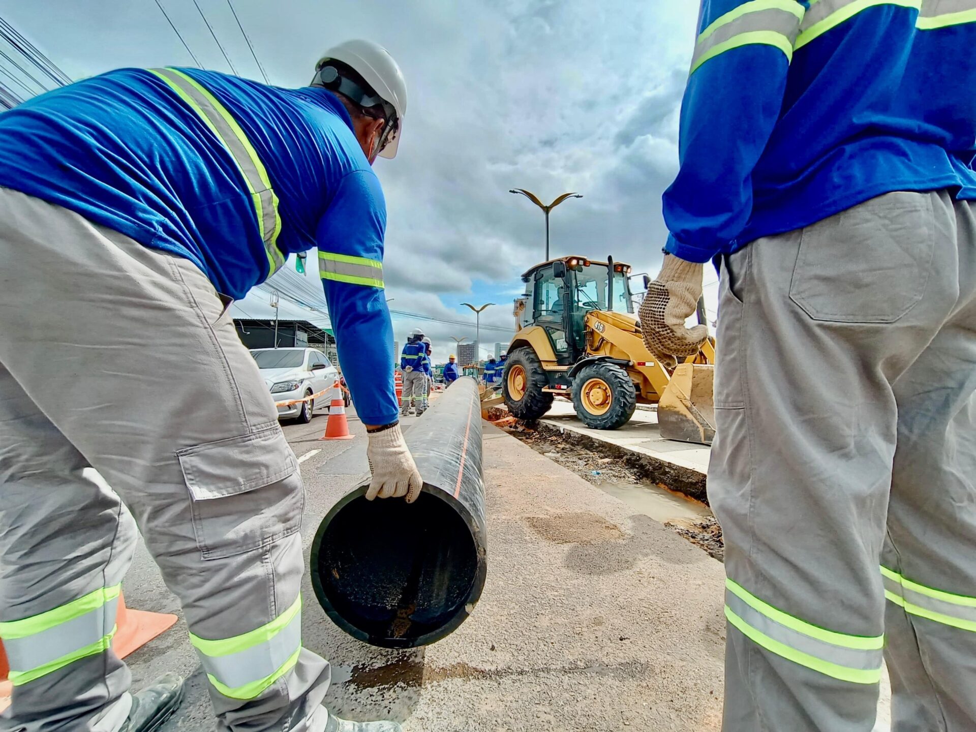 Implantação de redes de esgoto: Obras na Constantino Nery avançam para novo trecho