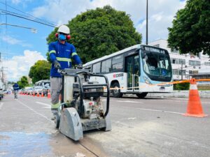 Implantação de redes de esgoto: Obras na Constantino Nery avançam para novo trecho