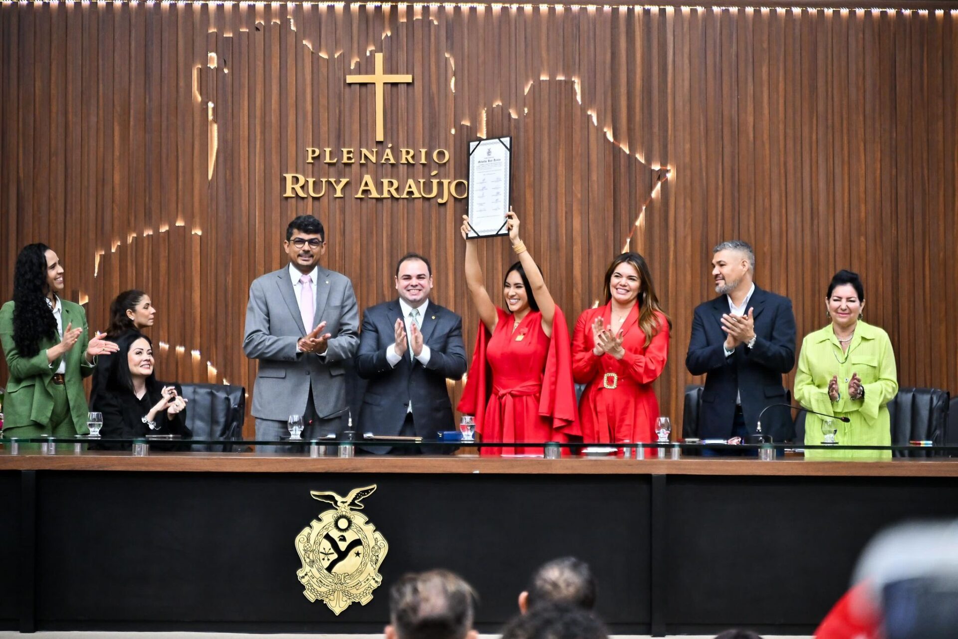 Roberto Cidade outorga a Medalha Ruy Araújo à cunhã-poranga Isabelle Nogueira