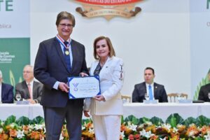 TCE-AM homenageia procurador da República e embaixador com medalha do Mérito de Contas 