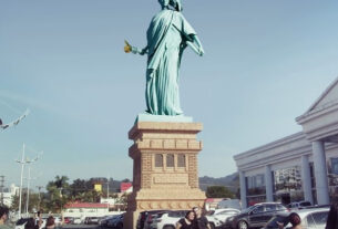 Estátua da Havan é vista batendo cabelo ao som da música de aniversário da varejista