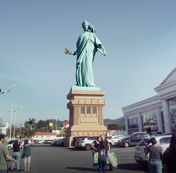 Estátua da Havan é vista batendo cabelo ao som da música de aniversário da varejista