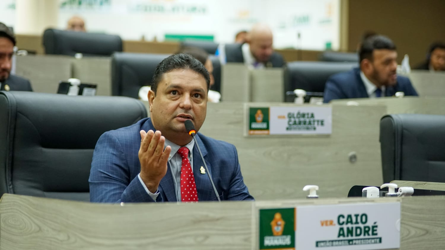 ‘Os feirantes seguem abandonados’, diz Caio André, ao cobrar reforma da feira do Santo Antônio